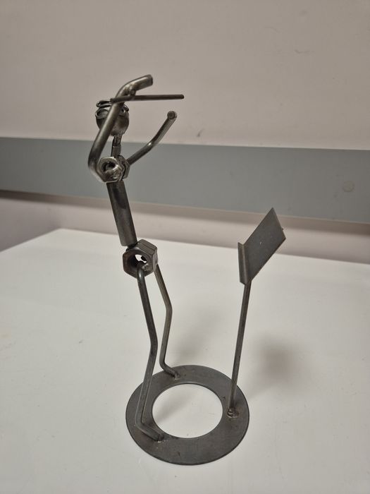 Metalowy dyrygent z recyclingu