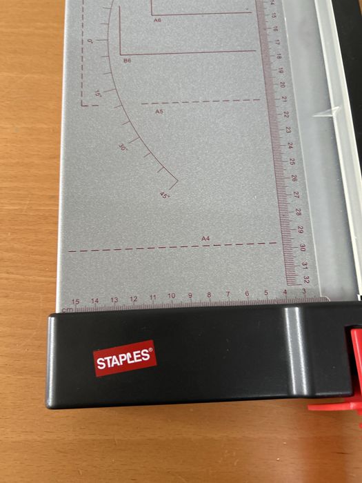 Guilhotina nova de marca staples sem uso