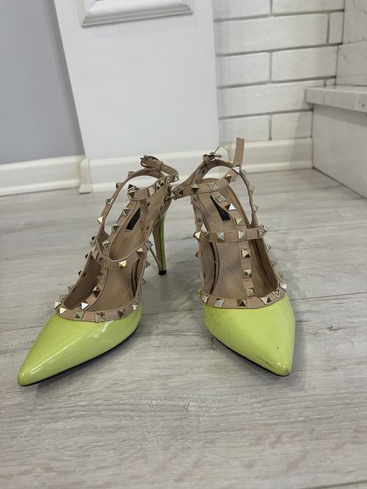 Стильні босоніжки