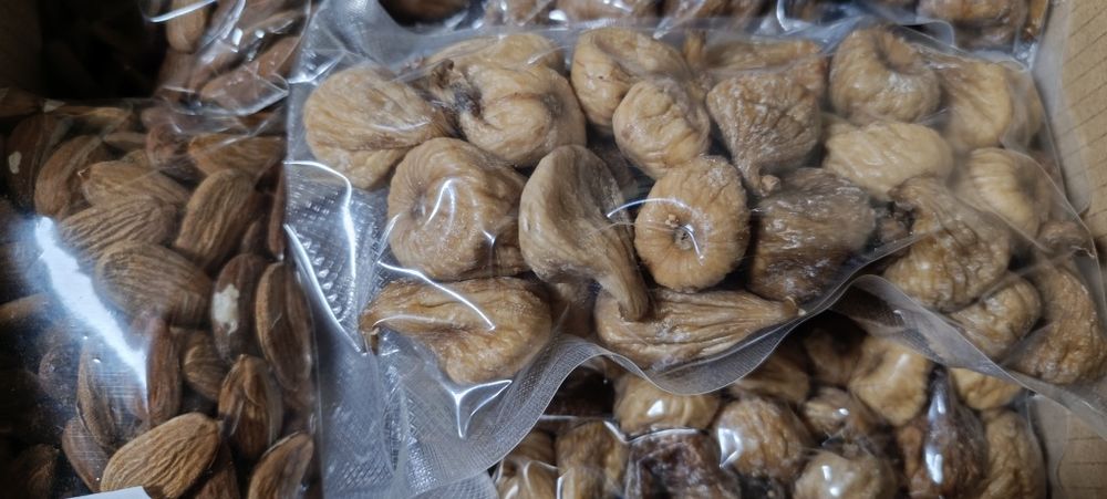 Figos secos e grão de amêndoa