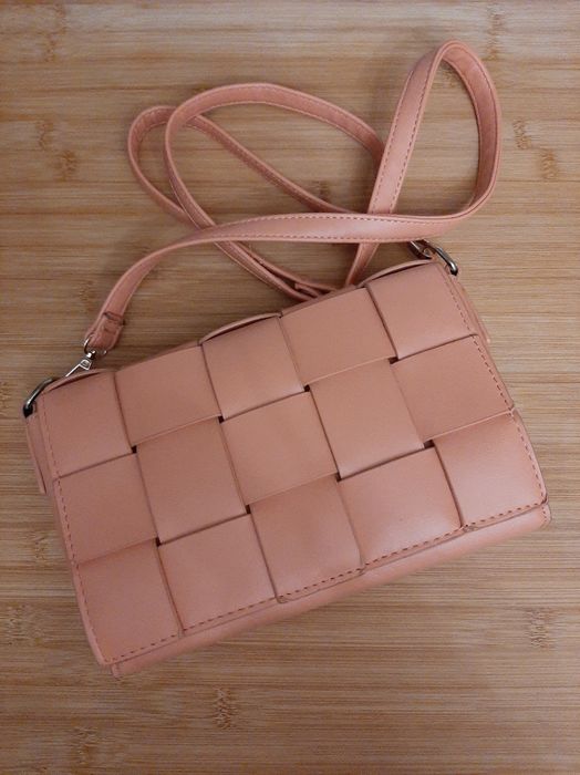 Mala tiracolo com entrançado