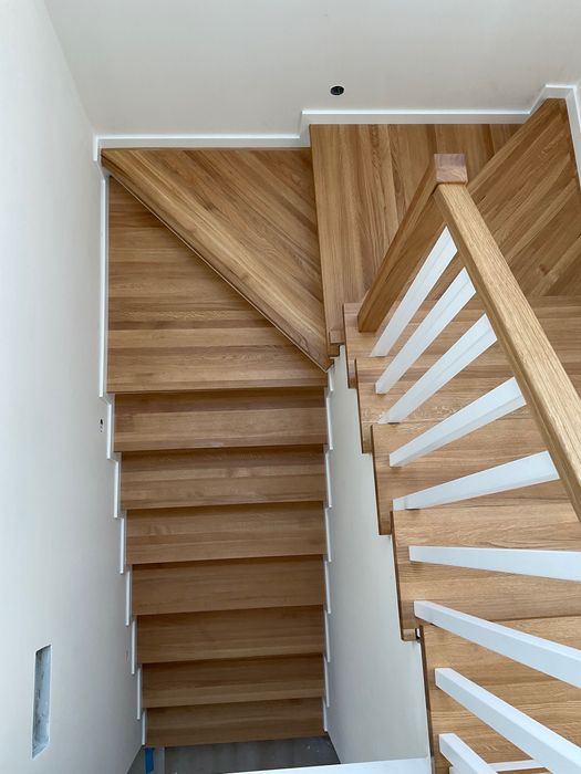 Schody drewniane dębowe lite zabiegowe, proste, podesty, parapety