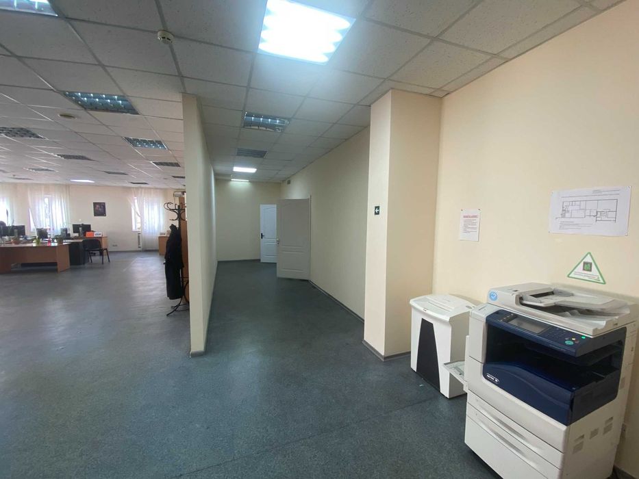 ОРЕНДА фасадного нежитлового приміщення вільного призначення до 100м.