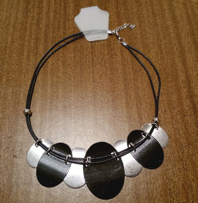 Colar cor preto e cor  prata,  novo c etiqueta