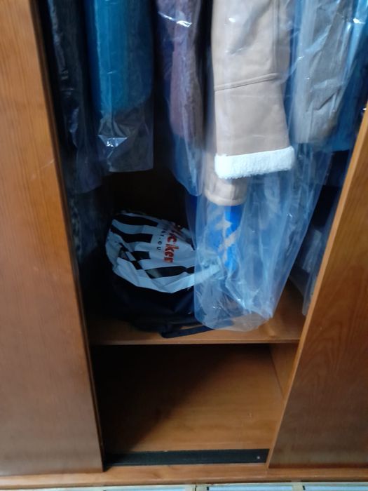 Guarda fatos em pinho mel