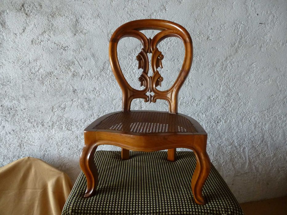 Cadeirinha antiga de costura