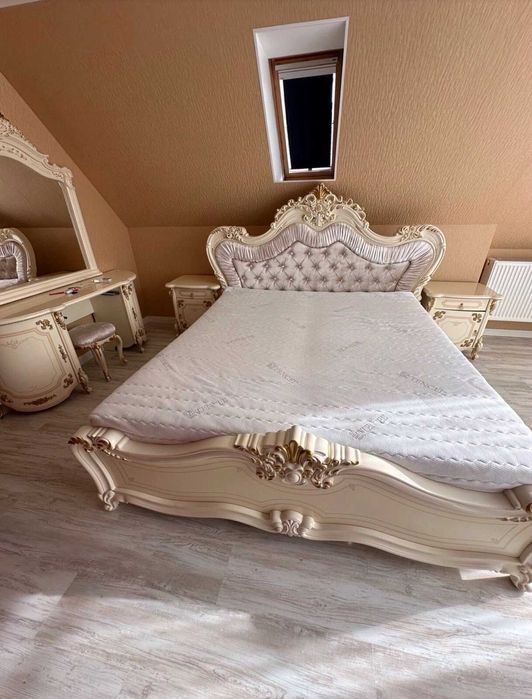 Włoskie meble do sypialni łóżko toaletka szafkax2 antyk złote komplet
