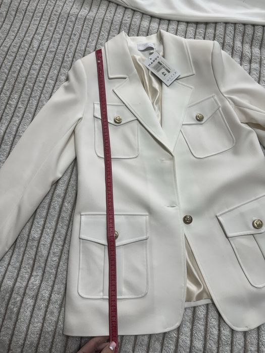 Елегантний жіночий костюм молочного кольору (піджак + штани)