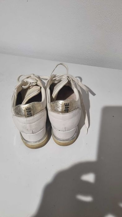 Sapatilhas Creme com pormenor dourado