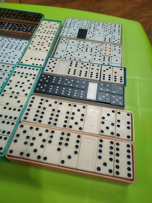 Карболитовые и пластиковые наборы домино советского производства.
