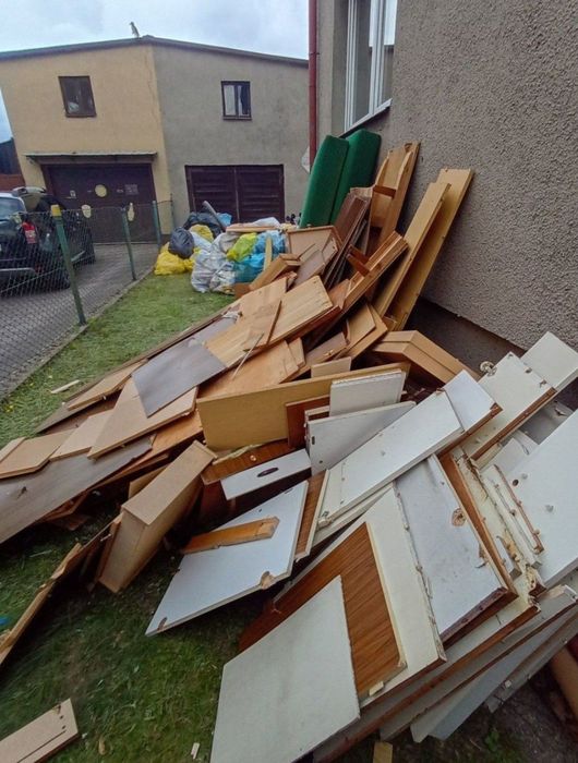 Wywóz odpadów gabarytów starych mebli odbiór śmieci po budowie utylizacja gabaryty Olsztyn odbieramy stare meble kontener kontenery tani odbiór tanio