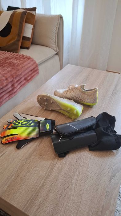 Kit de futebol para criança; chuteiras, caneleiras, luvas