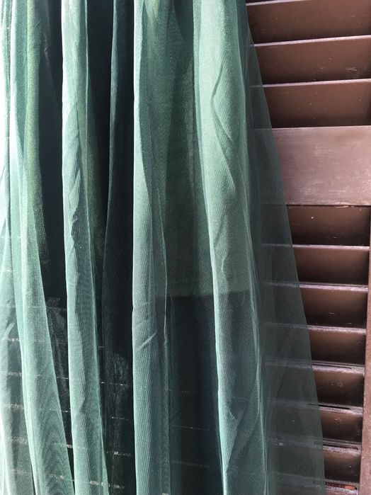 Vestido brilhante com transparência