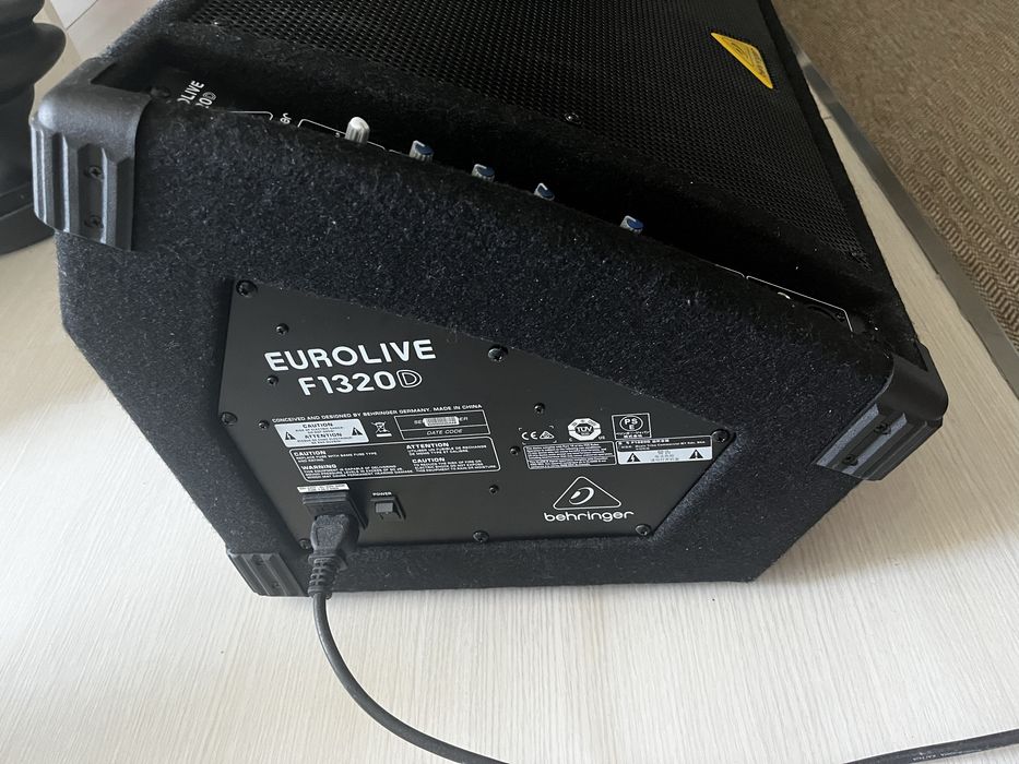 Monitor de palco Behringer Eurolive F1320D