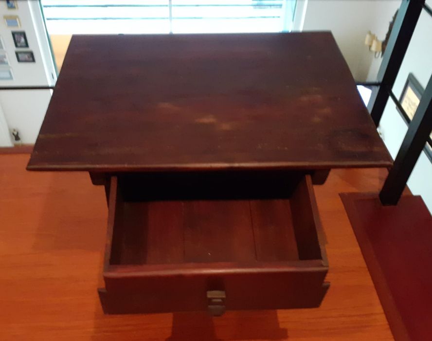 Mesa em Madeira Maciça Antiga com gaveta. Esta como nova