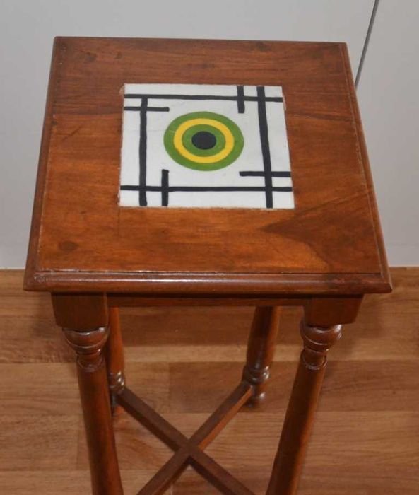 Pedestal em madeira maciça, com azulejo cerâmico