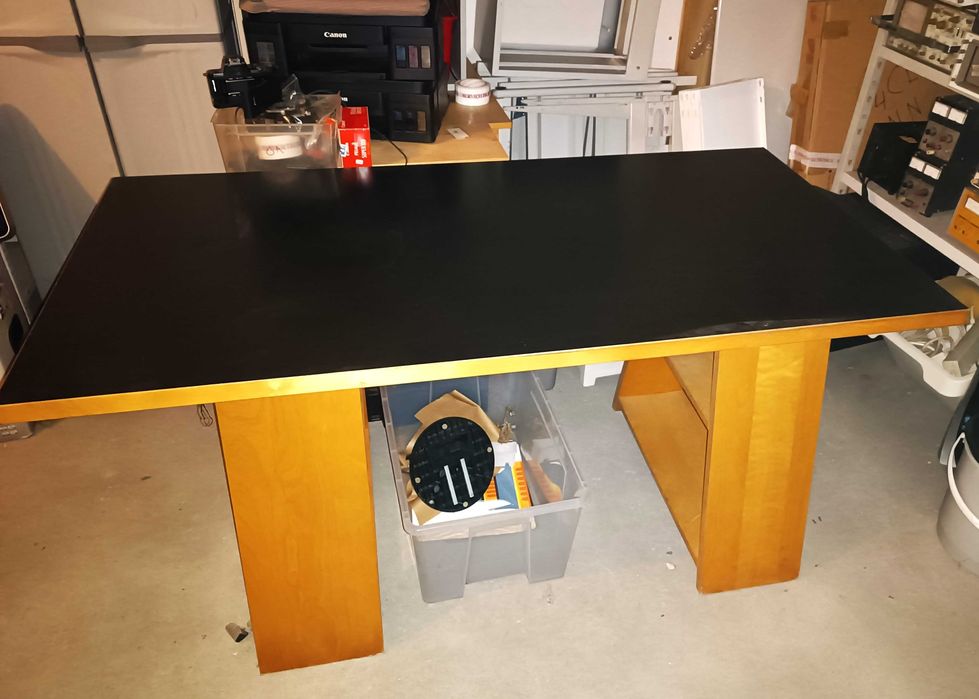 Secretária em madeira com o tampo preto