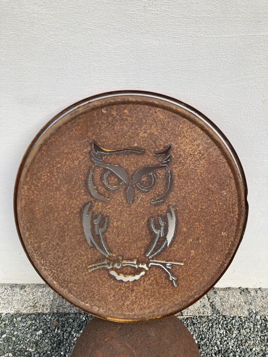 Ozdoba ogrodow ,ręcznie wypalona sowa na pokrywie beczki .