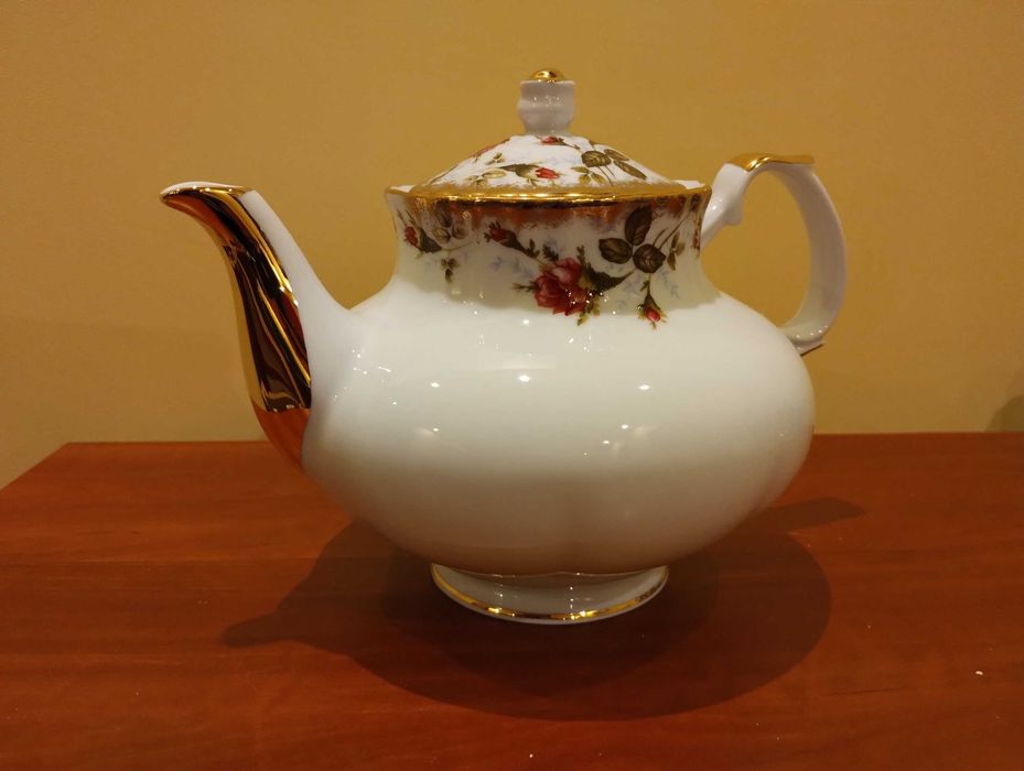 dzbanek 1,6 l porcelana Iwona Róża Chodzież