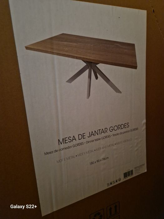 Mesa em madeira com os pes em branco