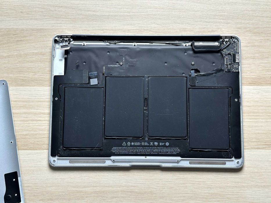 Topcase z ekranem MacBook Air 13" A1466 (2013–2017)