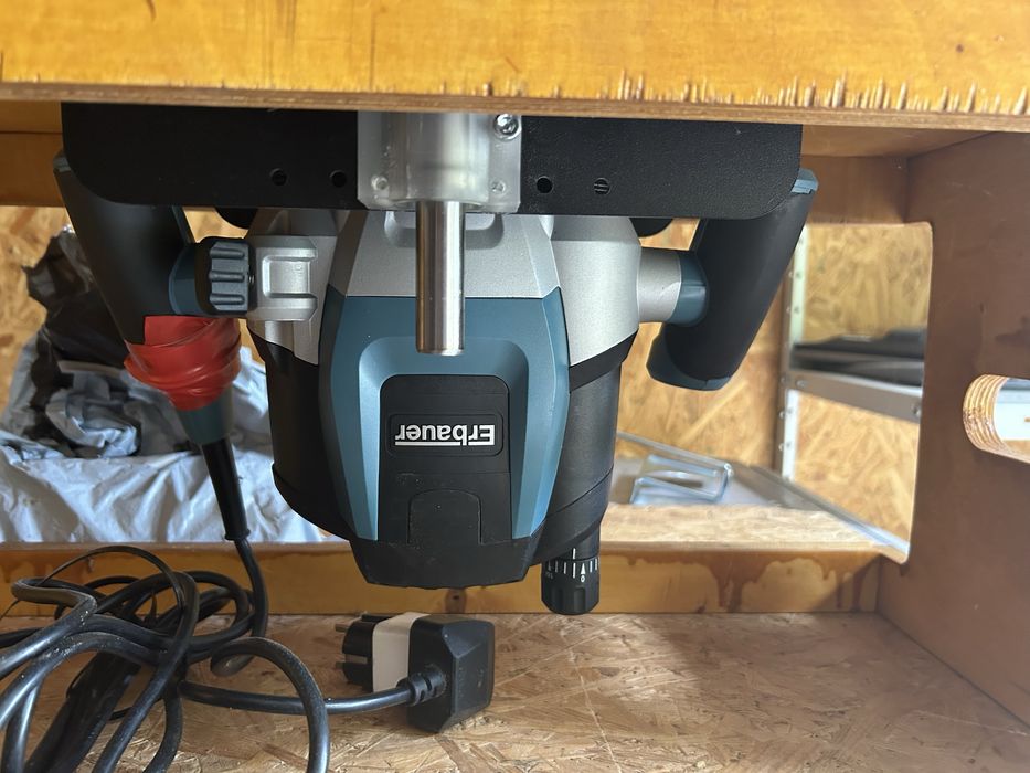 Frezarka z zestawem frezów do drewna