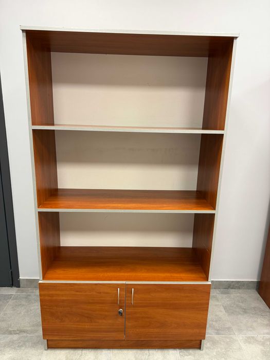 Офісна шафа-стелаж з нижнім закритим відділенням