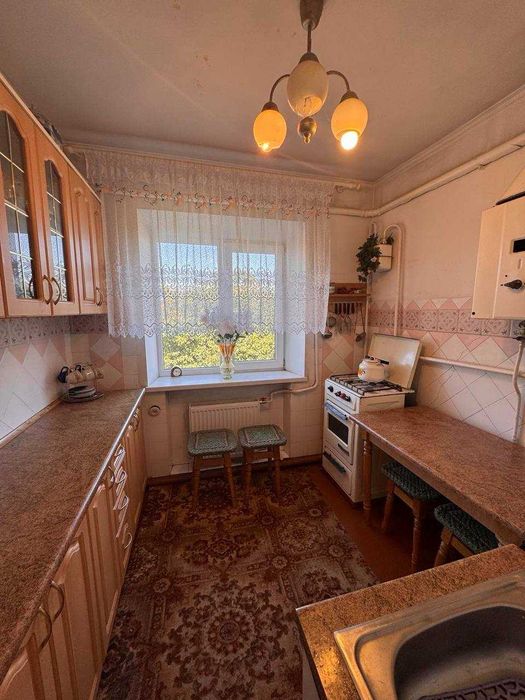 Трикімнатна квартира на Гречанах!