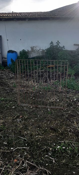 Manjedoura para cabras e ovelhas.