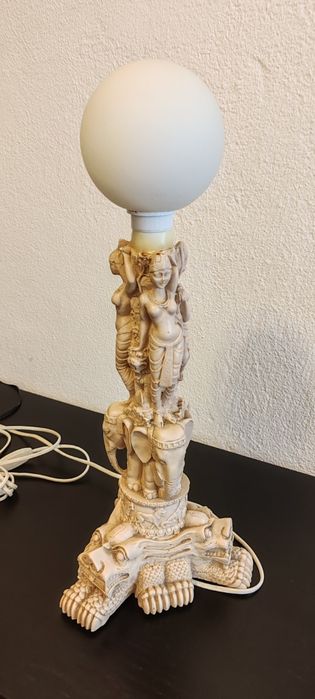 Candeeiro de mesa com motivos indianos
