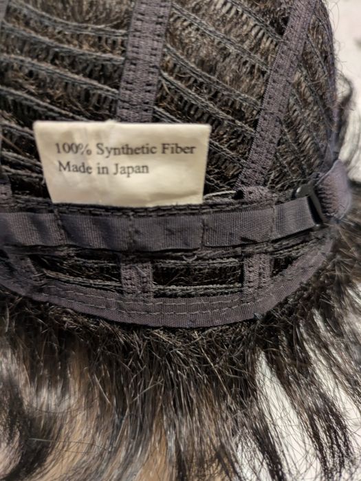 Peruka Krótkie włosy – fryzura bob/pixie, elegancka, ładnie ułożona.