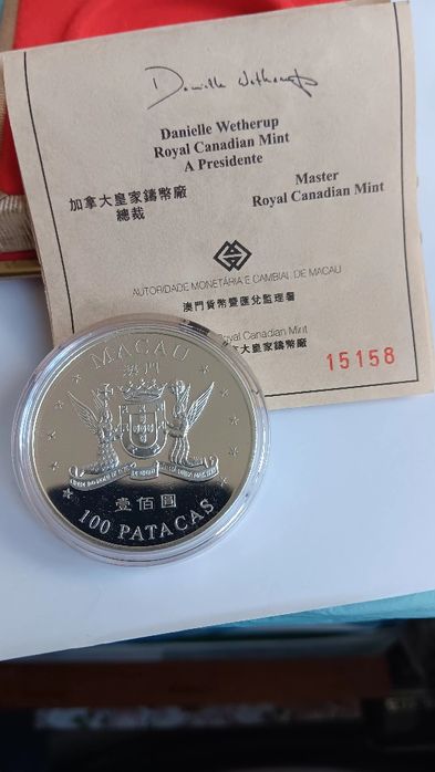 Moeda de 100 patacas prata prof. Macau