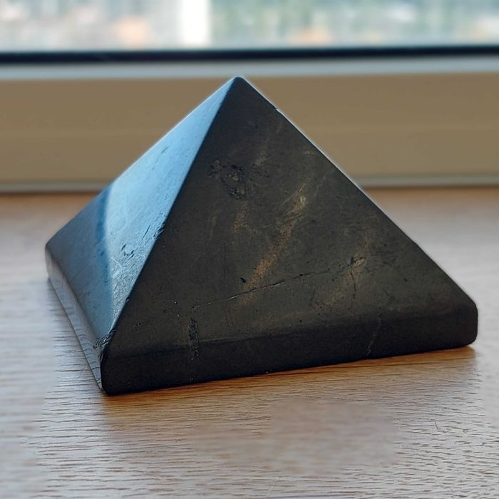 Пирамида полированная из натурального ШУНГИТА (7 см). Піраміда ШУНГІТ.