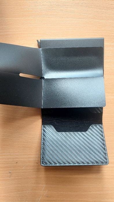 Магнитный автоматический зажим для банковских карт