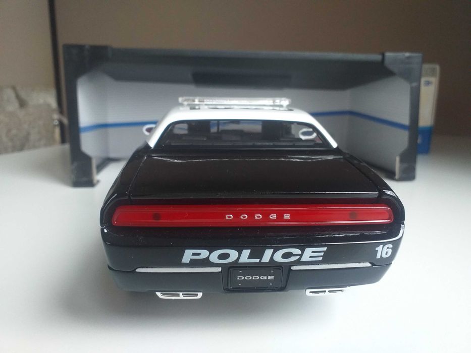 моделі 1.18  Dodge 2005 Maisto