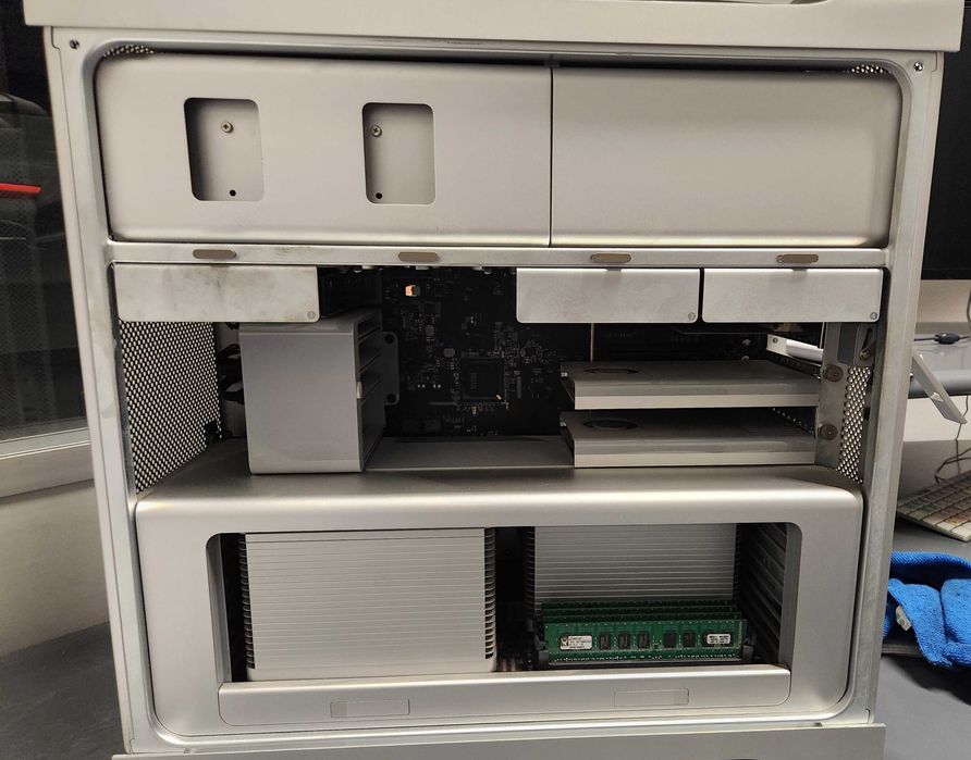 Apple MacPro 8 Core Xeon e Black Magic Multibridge Pro 2