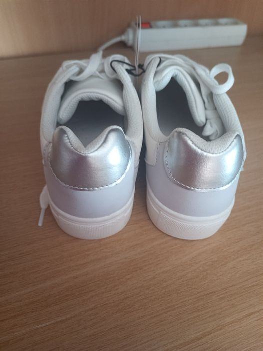 Nowe białe sneakery 37 buty sportowe codzienne