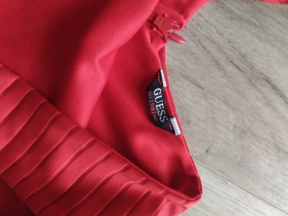 Sukienka Guess czerwona, na imprezę rozmiar 36