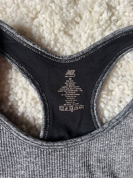 New Balance szary biustonosz sportowy prążki