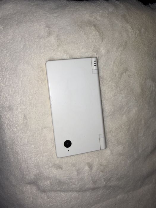 Nintendo DSi - sem caregador + alguns jogos sem caixa