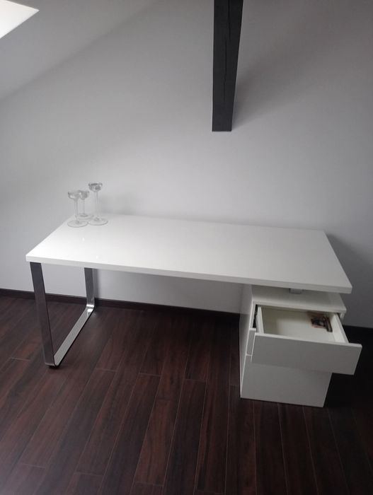 Łóżko białe - skóra