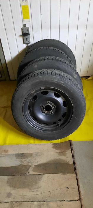 Opony zimowe Nokian 195/65 R15 z felgami