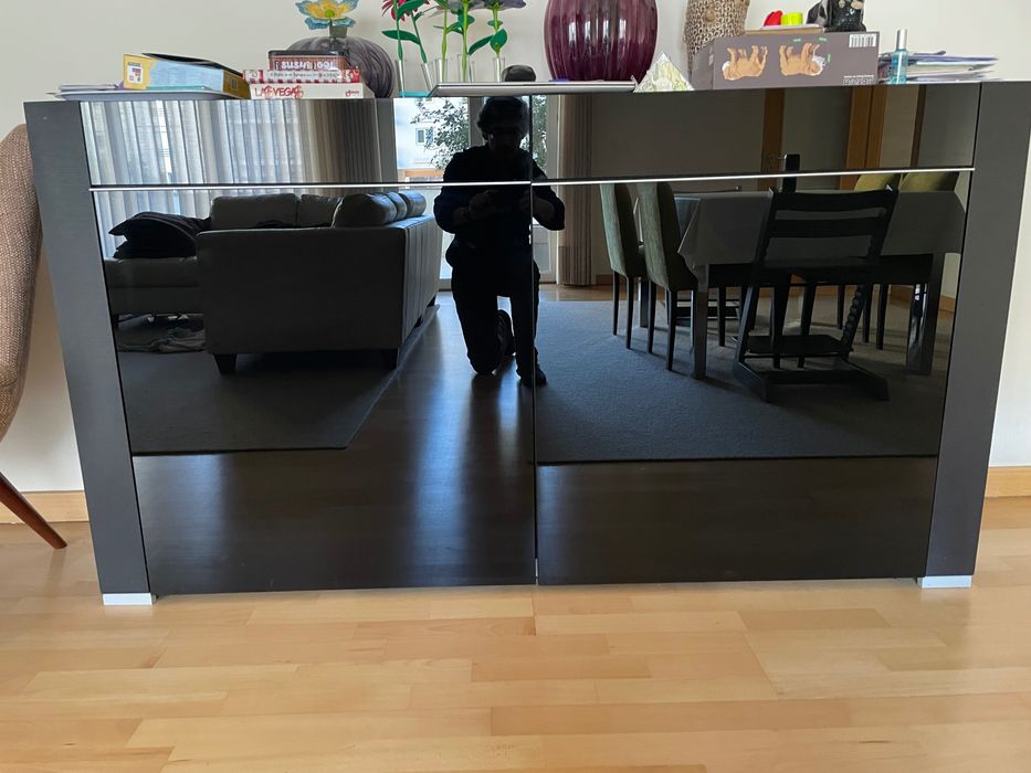 Aparador vengue com detalhes em inox escovado