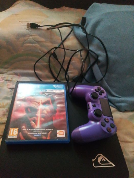 Ps4 com comando e um jogo