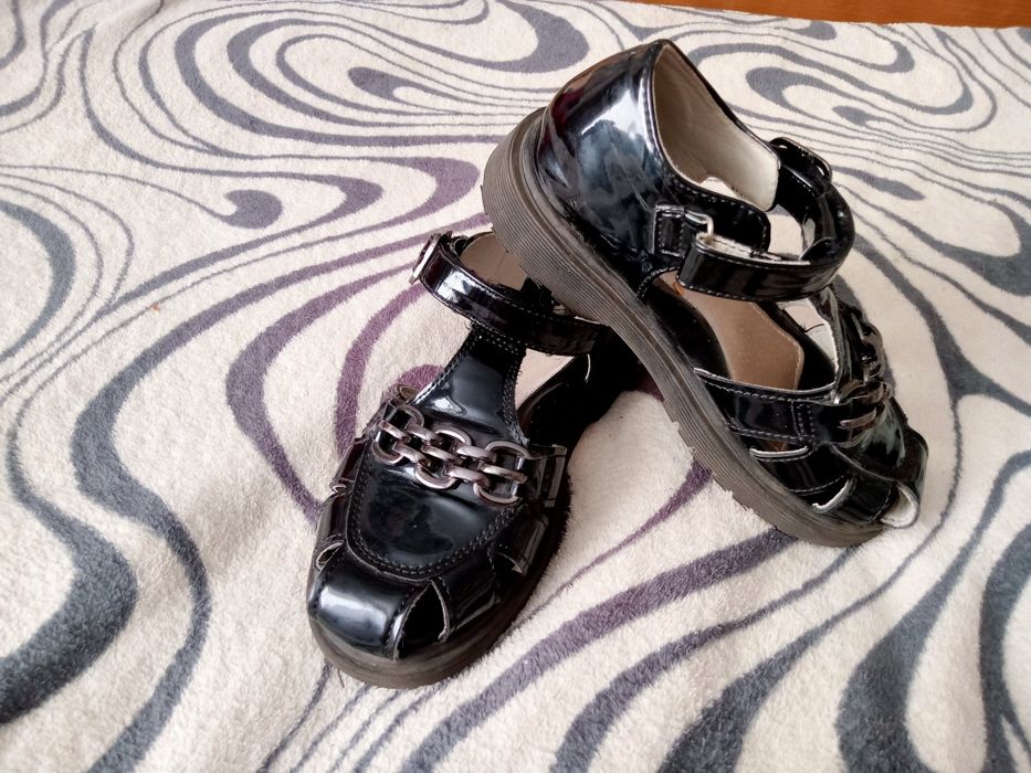 Продам дитячі сандалі