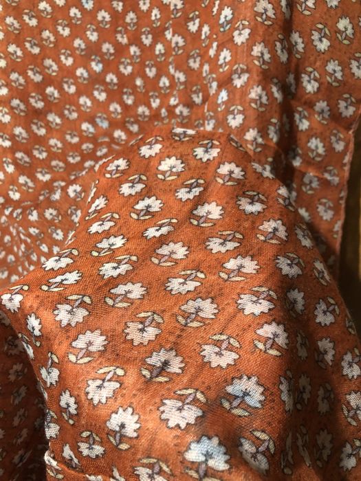 Lekki wiosenny pomarańczowy szal chusta w kwiatowe wzory nowy