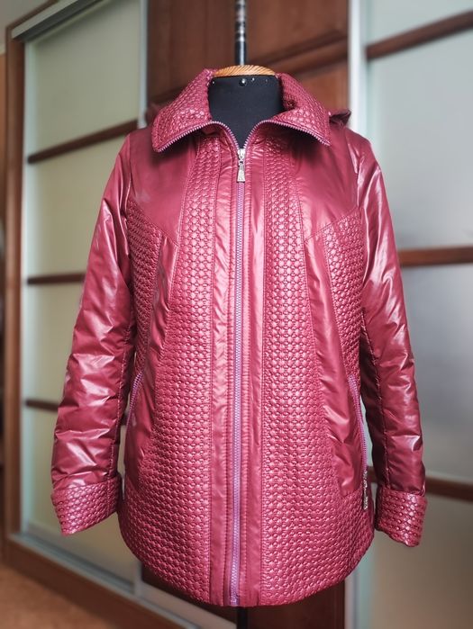 Куртка жіноча демісезонна бордового кольору 50 розмір