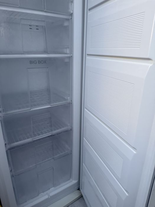 Продаю морозильну камеру Vestfrost 185см No Frost 270л