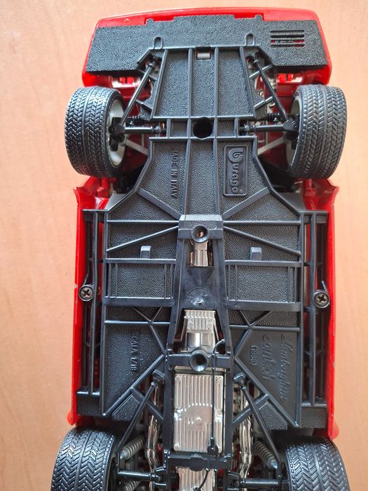 Lamborghini Countach (1988) da Bburago na escala 1:18