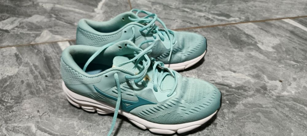 Продам Жіночі кросівки MIZUNO 39 розмір